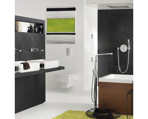 Helles Badezimmer mit Doppelwaschbecken, freistehender Badewanne und Wand-WC