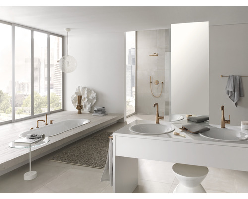 Helles Badezimmer mit Badewanne, Doppelwaschbecken und großer Fensterfront