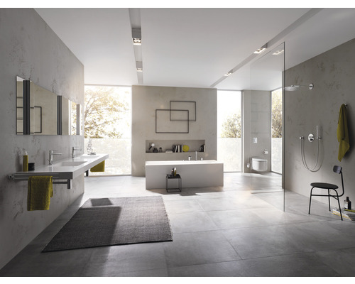 Badezimmer mit Badewanne, Dusche, Waschbecken und Toilette in modernem Design