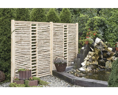 Zwei Holzsichtschutzzäune im Garten mit Teich und Pflanzen