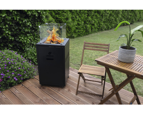 Terrasse mit Landmann Gasfeuerstelle, Tisch und Stuhl im Garten
