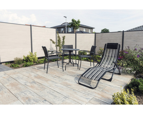 Terrasse mit Sichtschutzzaun, Gartentischgruppe und Liegestuhl