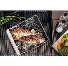 Char-Broil Logo. Grillkorb mit Fisch und Gemüse auf Grillrost