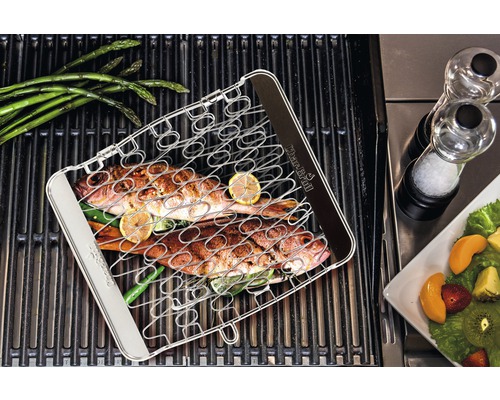 Char-Broil Logo. Grillkorb mit Fisch und Gemüse auf Grillrost