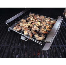 Gegrillte Garnelen in einer Grillpfanne auf einem Grill