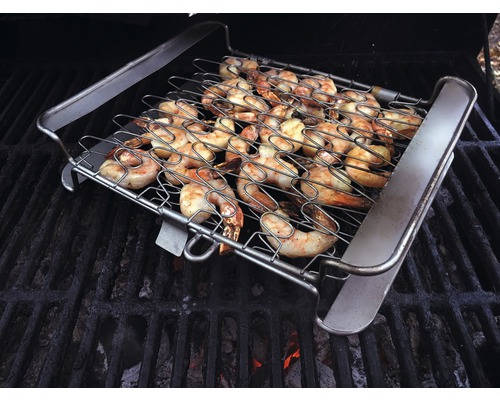 Gegrillte Garnelen in einer Grillpfanne auf einem Grill