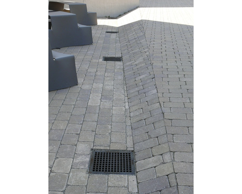 Pflastersteine mit Entwässerungsrinnen und Gittern