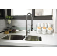 Küchenspüle mit flexiblem Wasserhahn und Aufbewahrungsgläsern
