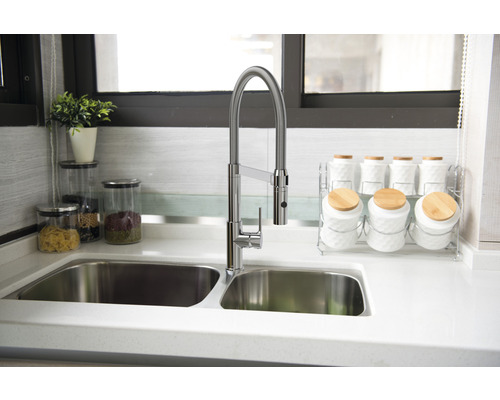 Küchenspüle mit flexiblem Wasserhahn und Aufbewahrungsgläsern