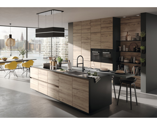 Helle Küche mit Kücheninsel, Sitzgelegenheit und Einbauschränken im Holzdekor