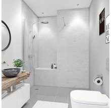 Helles Badezimmer mit Dusche, Waschtisch und Toilette.