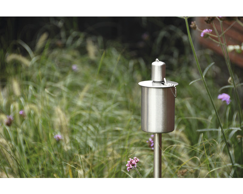 Gartenfackel aus Metall im Aussenbereich