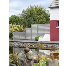 Gartenszene mit Sichtschutzzaun, Teich und Gartenmöbeln