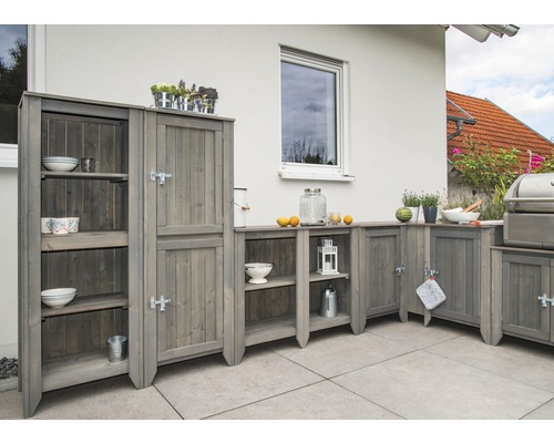 Graue Outdoor-Küche aus Holz mit Stauraum auf einer Terrasse