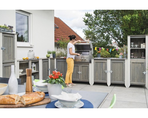 Außenküche mit Grill und Stauraum auf einer Terrasse