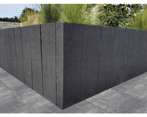 Erhöhtes Beet aus Betonsteinen mit Pflanzen