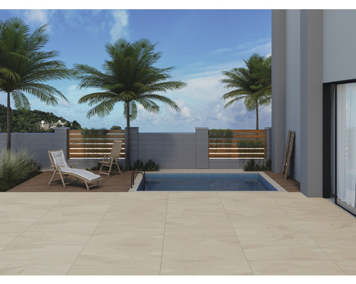 Außenbereich mit Schwimmbad, Liegestuhl und Fliesenboden