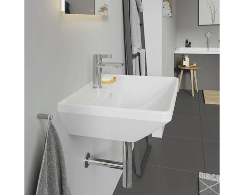 Modernes Badezimmer mit weißem Wandwaschtisch, Armatur und Handtuchhalter