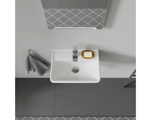 Aufsicht auf ein Badezimmer mit Waschbecken, Armatur, Spiegel, Handtuch und Seife