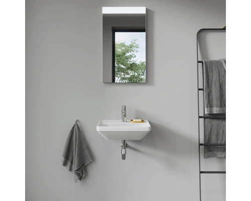 Badezimmeransicht mit Waschbecken, Spiegel und Handtuchhalter