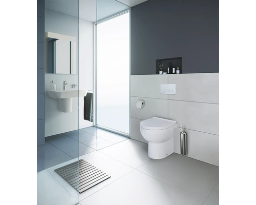 Helles Badezimmer mit Toilette, Waschbecken und Dusche