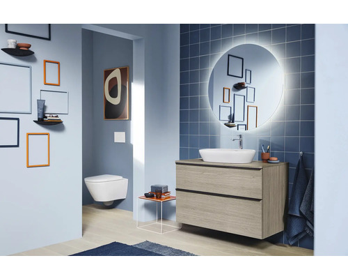 Helles Badezimmer mit Waschtischunterschrank, Aufsatzwaschbecken und Wand-WC