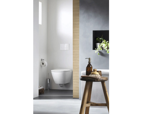 Badezimmer mit wandhängendem WC, Toilettenbürste und Holzschemel