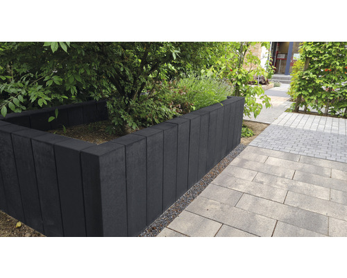 Garten mit Hochbeet aus Betonsteinen und gepflastertem Weg