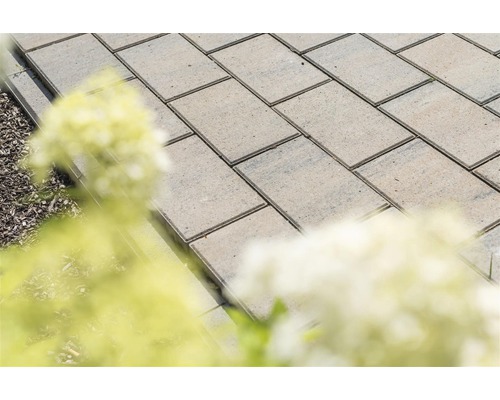 Verlegte Pflastersteine im Außenbereich.