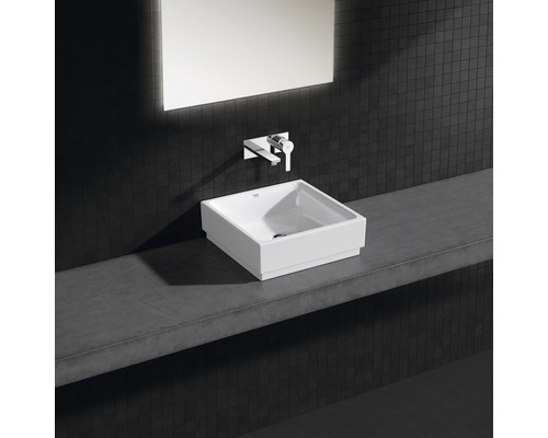 Modernes Badezimmer mit Aufsatzwaschbecken, Armatur und Spiegel