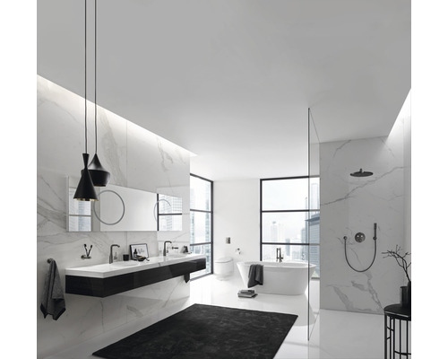 Modernes Badezimmer mit Waschtisch, Badewanne und Dusche