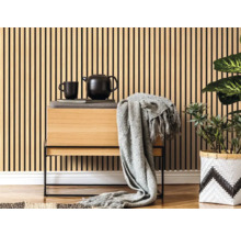 Wohnzimmer mit Wandpaneelen, Kommode und Zimmerpflanze