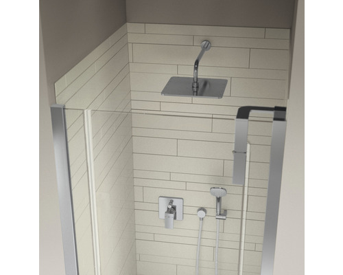 Begehbare Dusche mit Glaswand und Armaturen