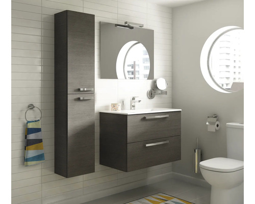 Modernes Badezimmer mit Waschbeckenunterschrank, Spiegelschrank und Hochschrank für Badezimmerzubehör.