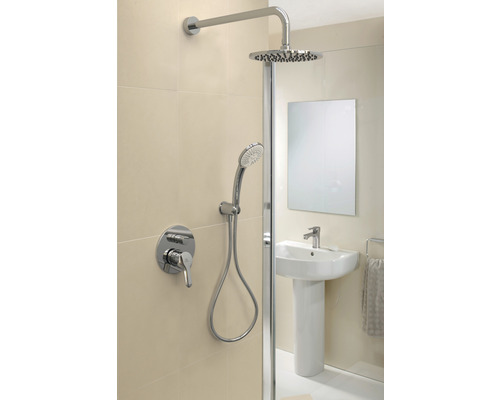 Badezimmer mit Duscharmatur, Handbrause und Aufputzarmatur