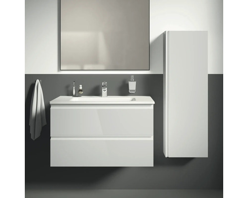 Modernes Badezimmer mit Waschtischunterschrank, Spiegel und Hochschrank.