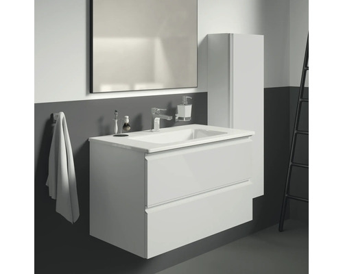 Badezimmer mit Waschtischunterschrank, Waschbecken, Spiegel und Hochschrank