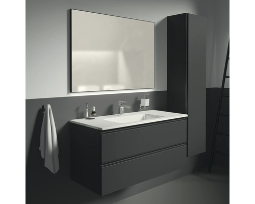 Badezimmer mit Waschtisch, Spiegel, Hochschrank und Handtuchhalter