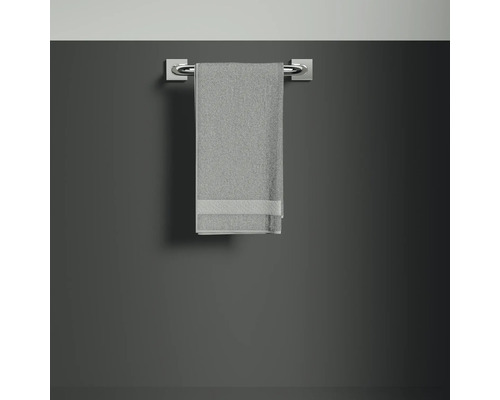 Handtuchhalter mit grauem Handtuch