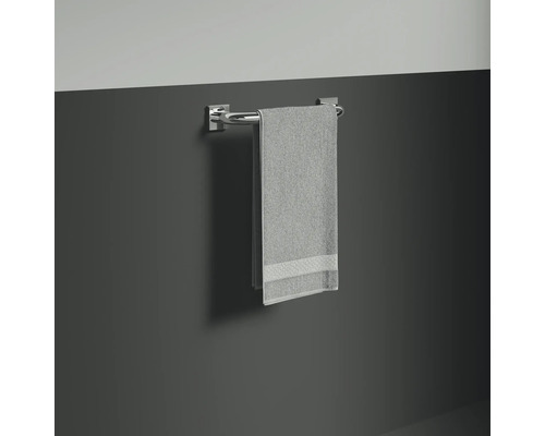 Handtuchhalter mit einem Handtuch im Badezimmer