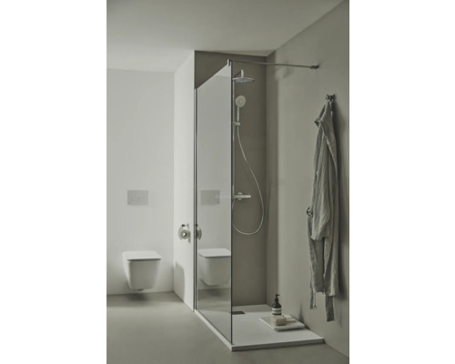 Badezimmer mit Dusche, Toilette und Bademantel