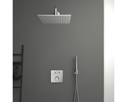 Quadratischer Duschkopf mit Handbrause und Steuerung in einem modernen Badezimmer.