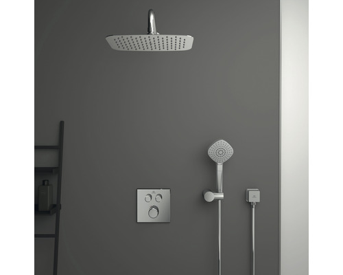 Duschsystem mit Kopfbrause, Handbrause und Thermostatarmatur an einer grauen Wand