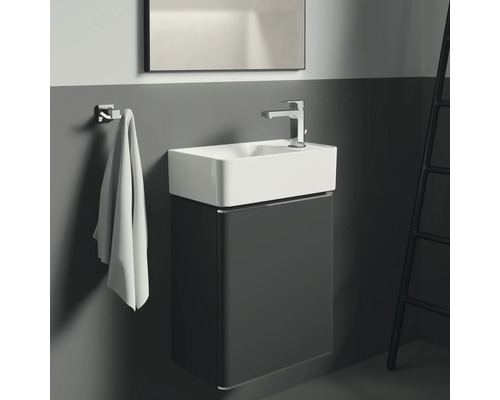 Modernes Badezimmer mit Waschbeckenunterschrank, Armatur, Handtuchhalter und Leiter
