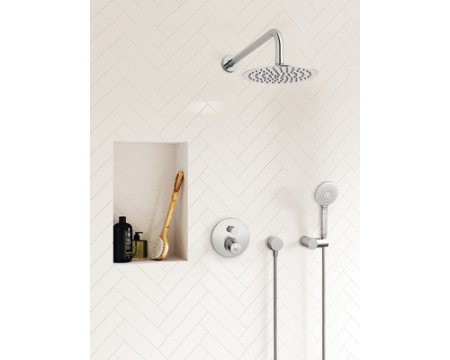 Duscharmatur mit Kopfbrause, Handbrause und Thermostatmischer in einem Badezimmer