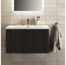 Badezimmer mit Waschtischunterschrank, Waschbecken, Spiegel, Armatur und Handtuchhalter
