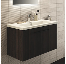 Modernes Badezimmer mit Waschtischunterschrank, Waschbecken, Armatur und Accessoires.