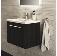 Badezimmer mit Waschbeckenunterschrank, Armatur und Handtuch