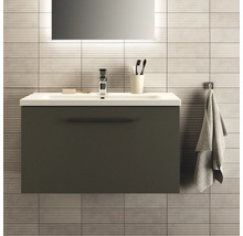 Badezimmer mit Waschbeckenunterschrank, Armatur, Spiegel und Handtuch