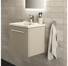 Modernes Badezimmer mit Waschbeckenunterschrank, Armatur und Handtuchhalter an strukturierter Wand
